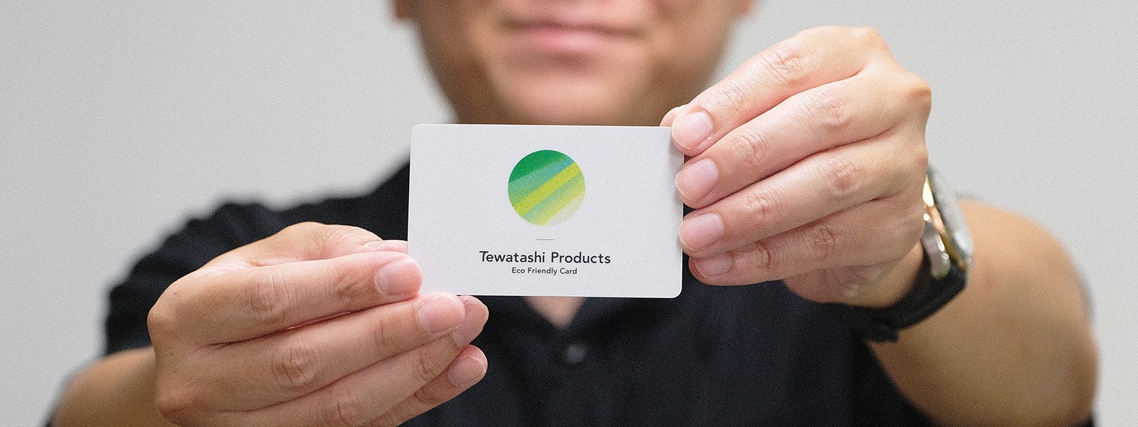 サステナブル素材を組み合わせたプラスチックカード